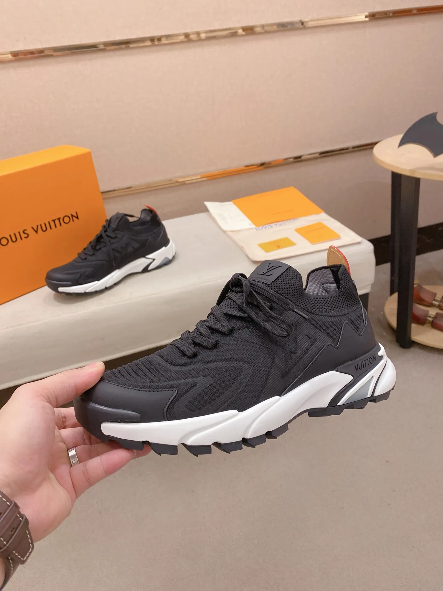 Men's Men's Shoes💰: 620💰The high version of the LV Runner Tatic sneakers are made of a whole piece of technical knitting to create an easy-to-take-on design, and are trimmed with cow leather to outline the upper. The LV logo on the side creates a dynamic feel among the textures, and the leather back strap is shaped like the handle fasteners in the Louis Vuitton leather goods collection. Mixed materials Laces Louis Vuitton accents Rubber outsole with Vuitton logo Size 39-44 Customizable 38.45.46